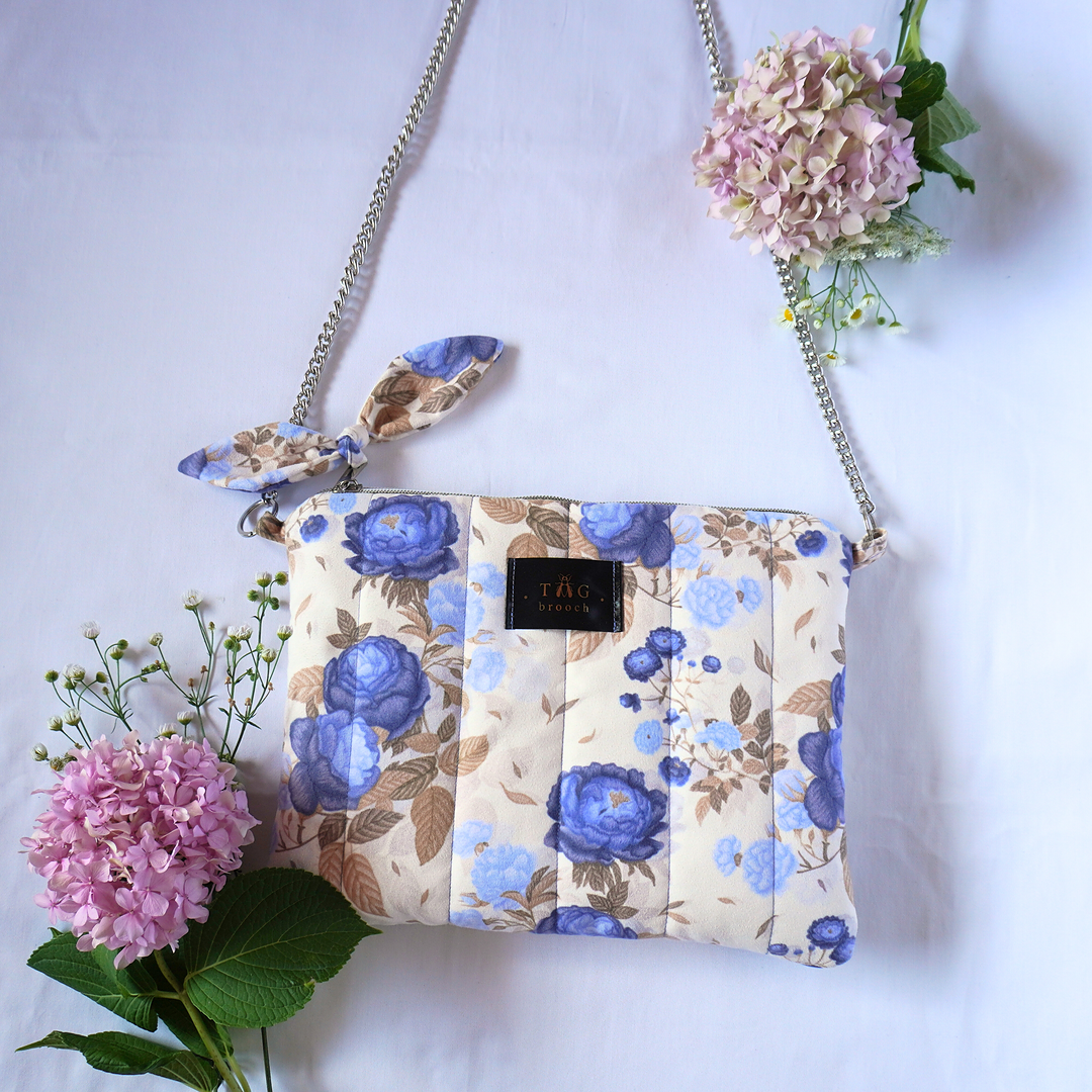 Handmade quilted small bag with blue roses pattern and silver zipper - TGbrooch